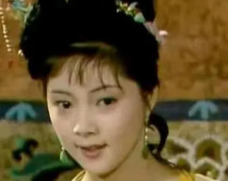 红楼梦中宝钗一直不爱装扮自己，是为了什么？