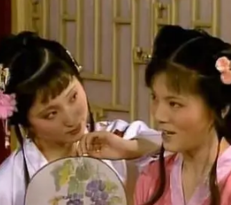 红楼梦中袭人与李嬷嬷之间的关系怎么样？