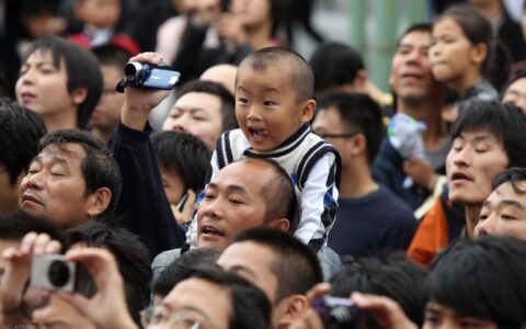 形容人多热闹的成语（语文知识：描写热闹繁忙的词）