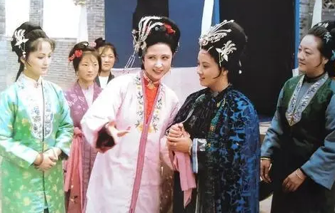 红楼梦中，妾室对正妻的称呼为什么不一样？