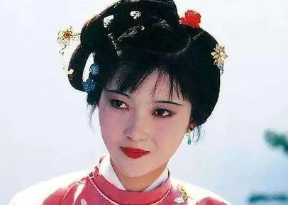 红楼梦中贾迎春和邢岫烟分别是什么身份？谁更胜一筹？