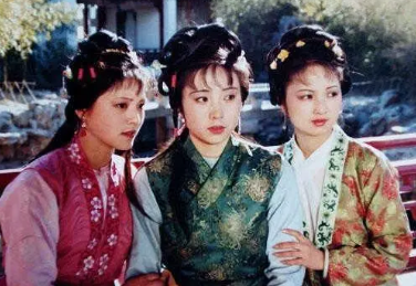 红楼梦中，贾府丫头有多少俸禄？