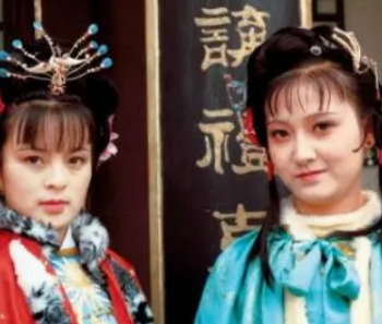 红楼梦中宝玉在神游太虚幻境时看到的对联是什么内容？