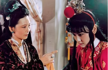 红楼梦中王夫人是个狠人，能豁出去儿女和荣国府