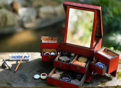 红楼梦中出现了哪些化妆品？是否都是纯天然的？