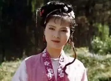 红楼梦中贾宝玉对林黛玉的情感令袭人嫉妒，她暗自谋划了什么？