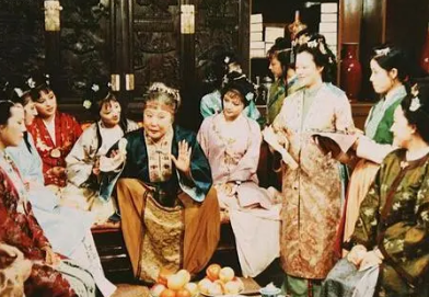 红楼梦中，荣国府为何变成了彼此间相互提防的地方？