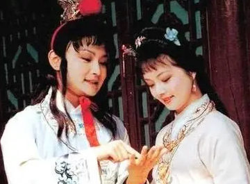 红楼梦中薛宝钗是如何为人处世的？与她的家庭出身有关