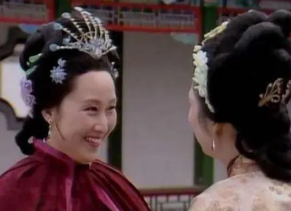 红楼梦中薛姨妈住在贾府，真的全是自费吗？