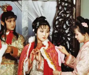 小说红楼梦中是如何描写冷天与雪天的？有何含义？