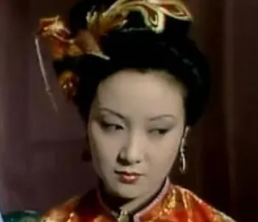 在小说红楼梦中，王熙凤为何会被描写成一个核心人物?