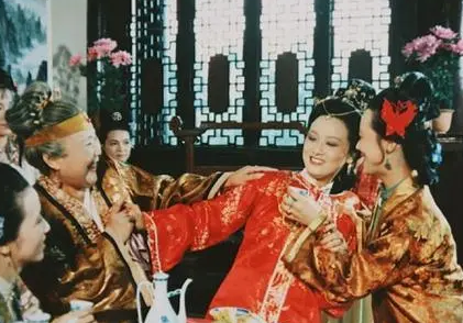 红楼梦中的官中钱是什么？宝黛成亲贾母为何不用官中钱？