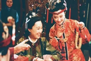 红楼梦中薛姨妈真的是自己出钱住在贾府吗？她有没有占到便宜？