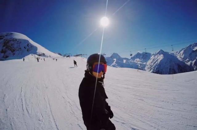 异国婚恋的真实故事(30岁未婚她独自花30万生俩混血宝宝)