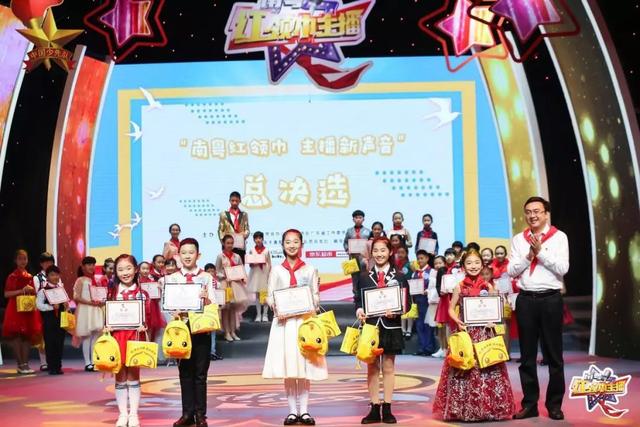 鳄鱼妈妈带鳄鱼宝宝玩(嘉佳小伙伴鳄鱼宝宝)