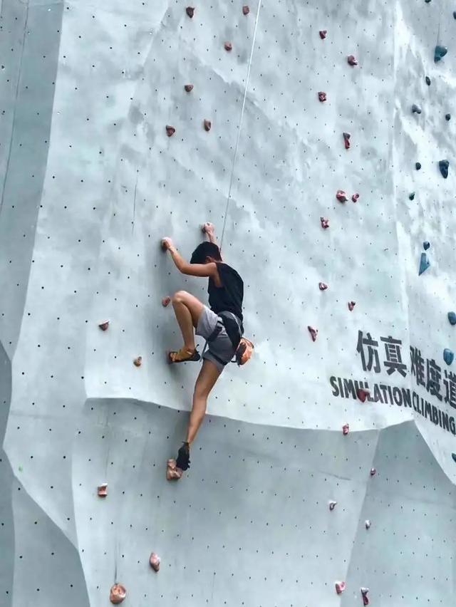 异国婚恋的真实故事(30岁未婚她独自花30万生俩混血宝宝)