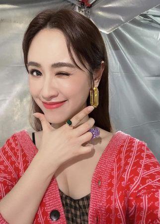 sandy老公是谁(Sandy怀孕5月辣穿露肚装)