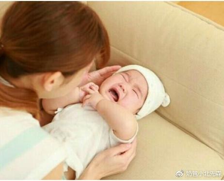 宝宝晚上哭闹的原因和解决方法(宝宝哭闹异常多半这5个原因)