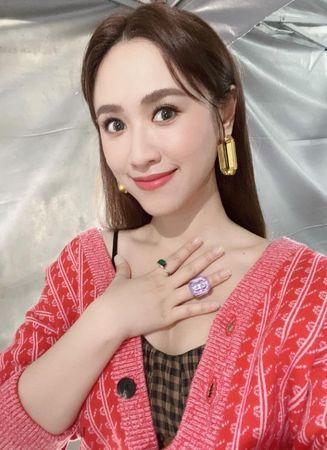 sandy老公是谁(Sandy怀孕5月辣穿露肚装)