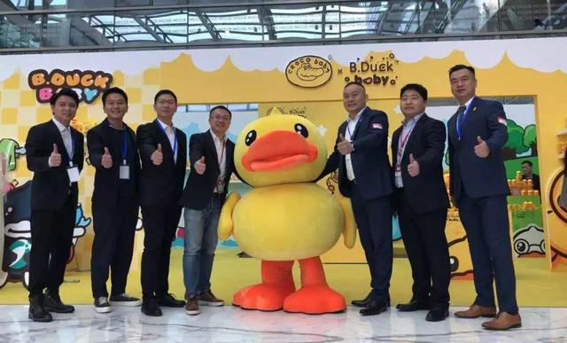 鳄鱼妈妈带鳄鱼宝宝玩(嘉佳小伙伴鳄鱼宝宝)