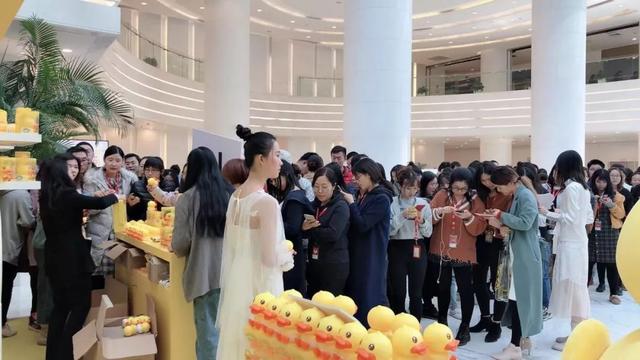 鳄鱼妈妈带鳄鱼宝宝玩(嘉佳小伙伴鳄鱼宝宝)