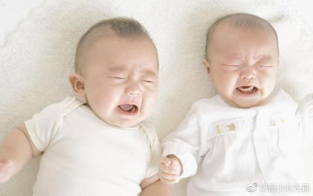 宝宝晚上哭闹的原因和解决方法(宝宝哭闹异常多半这5个原因)