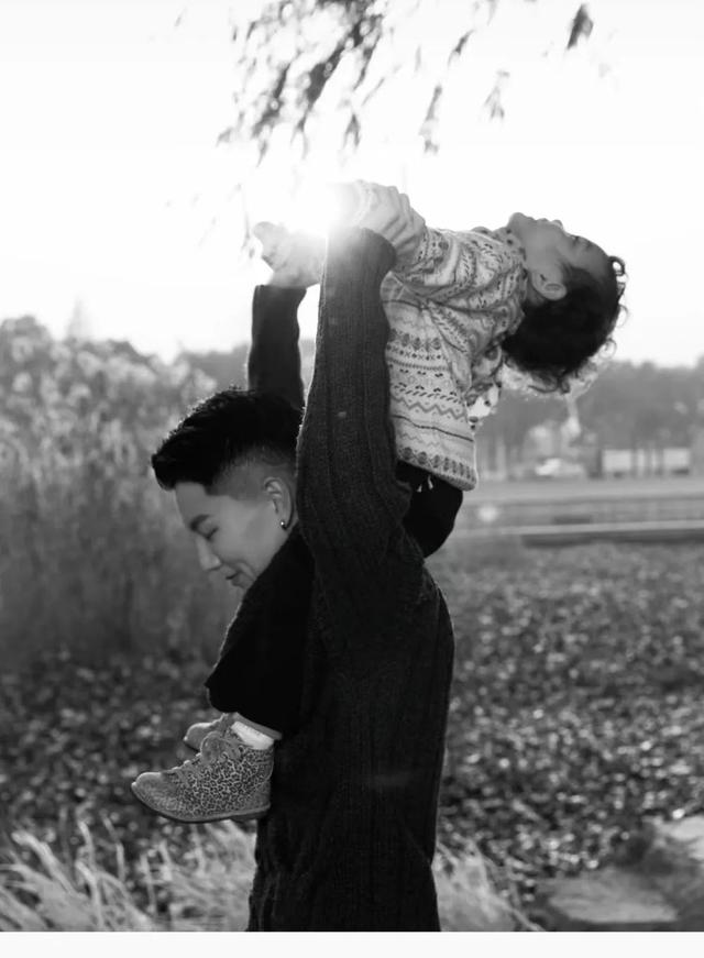 异国婚恋的真实故事(30岁未婚她独自花30万生俩混血宝宝)