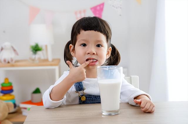 配方奶粉选择哪种好(配方奶粉or普通奶粉该选谁)