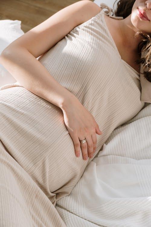 孕妇吃酸的食物男孩(怀孕喜欢吃酸食物就会生男孩)