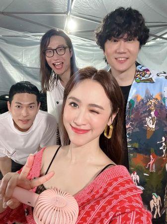 sandy老公是谁(Sandy怀孕5月辣穿露肚装)