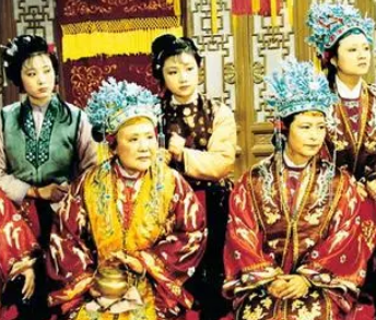 红楼梦中贾府除夕夜时的宗祠祭祀有多隆重？