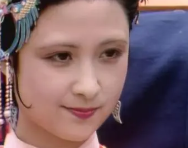 红楼梦中如果尤二姐想取代王熙凤的位置，应该怎么做?