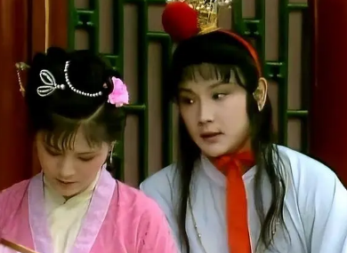 红楼梦中袭人的醋妒很隐秘，具体表现在哪些方面？