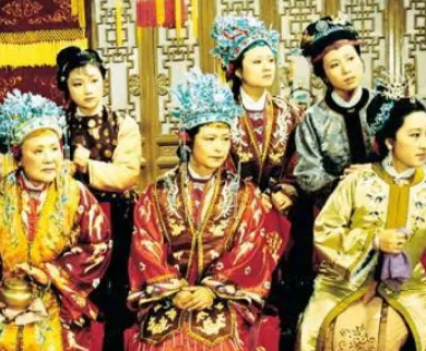 小说红楼梦中的贾府有多富贵？是如何描写衣食住行的？