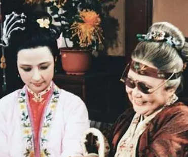 在小说红楼梦中，贾母第一次见到尤二姐时说的是个齐全孩子是什么意思?