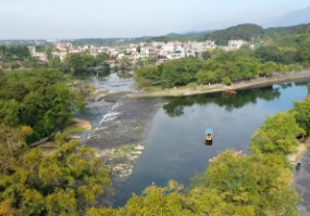 秦始皇修筑的水渠的哪条河？他的目的是什么？