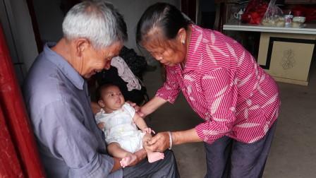 宝宝醒的时候一直要抱(宝宝一醒就要抱起来)