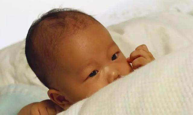 新生儿黄疸怎么预防最有效（很多宝妈都为宝宝的黄疸久不退消苦恼）