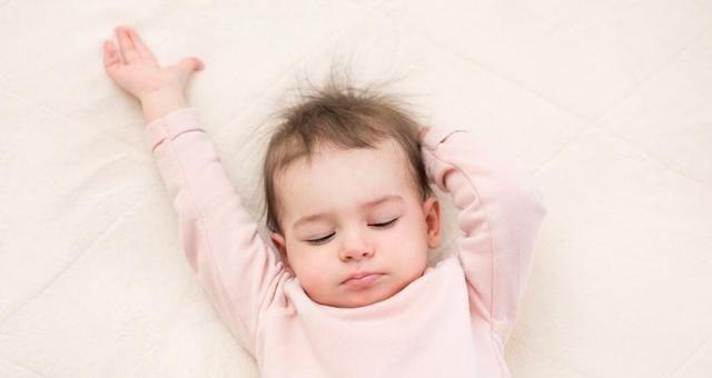 宝宝醒的时候一直要抱(宝宝一醒就要抱起来)