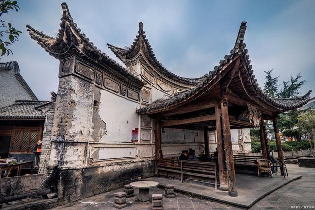 中国超适合养老的县城,冬暖夏凉,遍地温泉,外地人来了就不想走